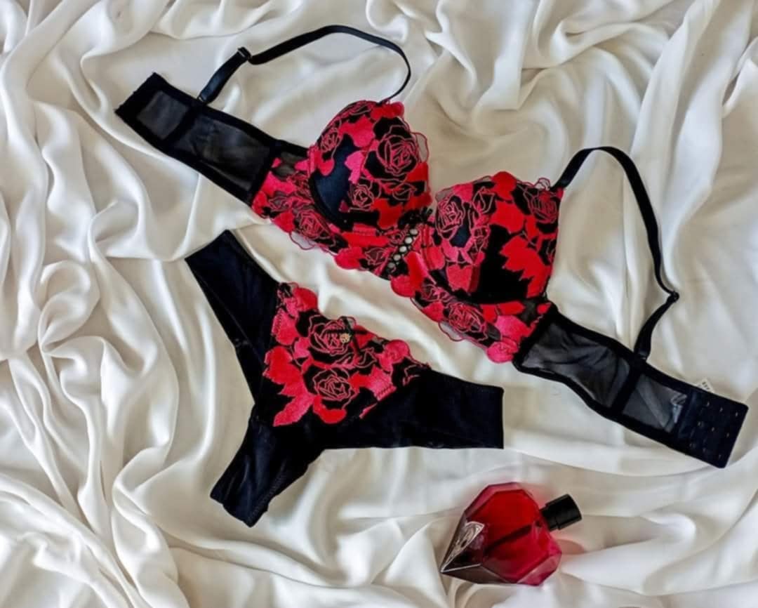 Conjunto de lencería Victoria: encaje floral y tul delicado